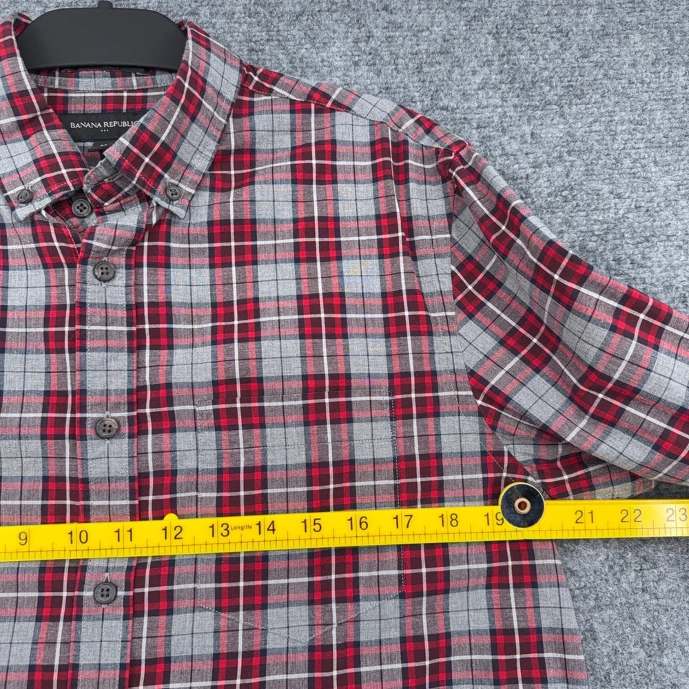 Banana Republic Untucked Fit Mens M 100% Cotton Red Gray Plaid Button Down Shirt